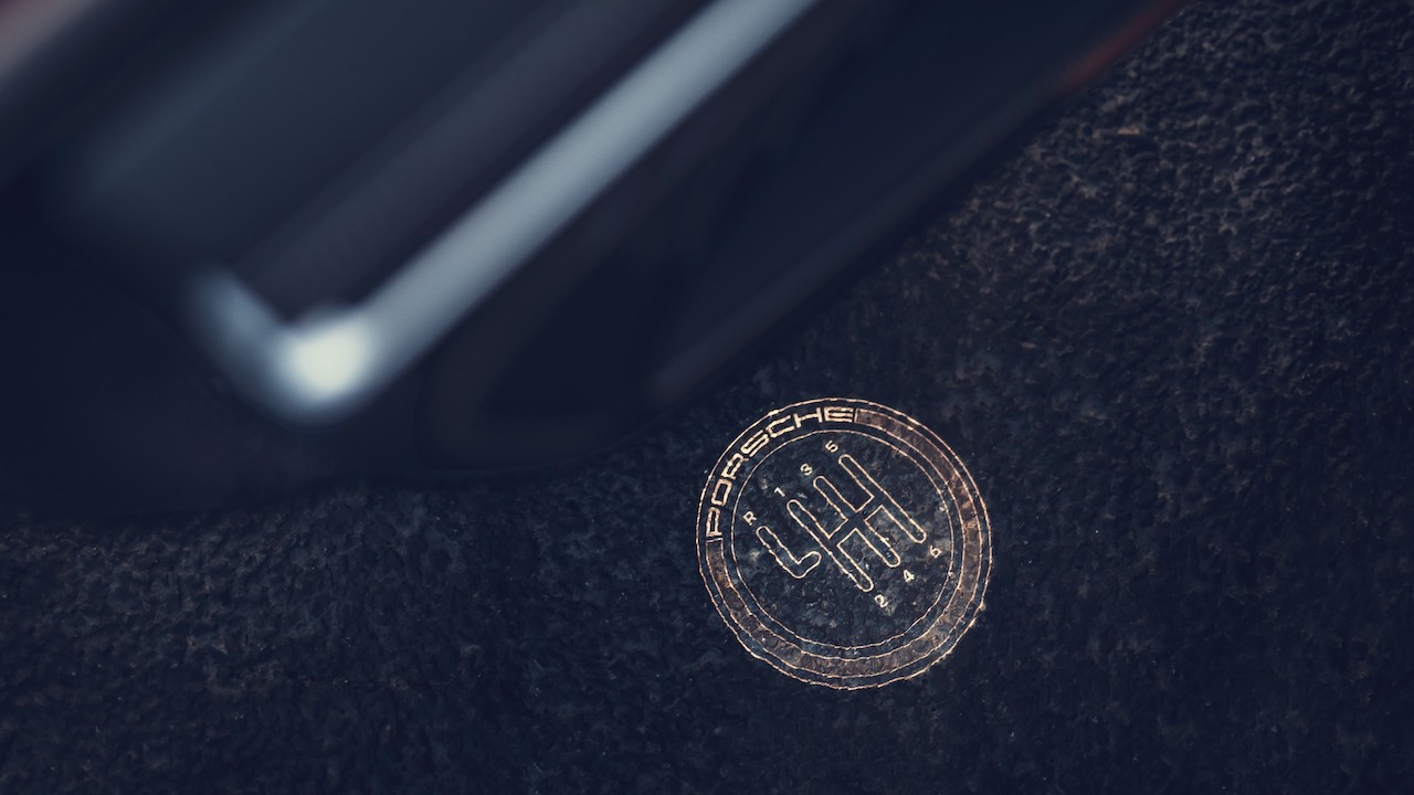 AUBERGINE_911_CARRERA_S_MANUAL_027_MU201923